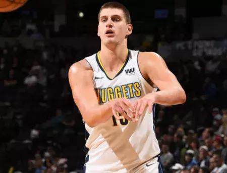 人进攻更加 人进攻更加