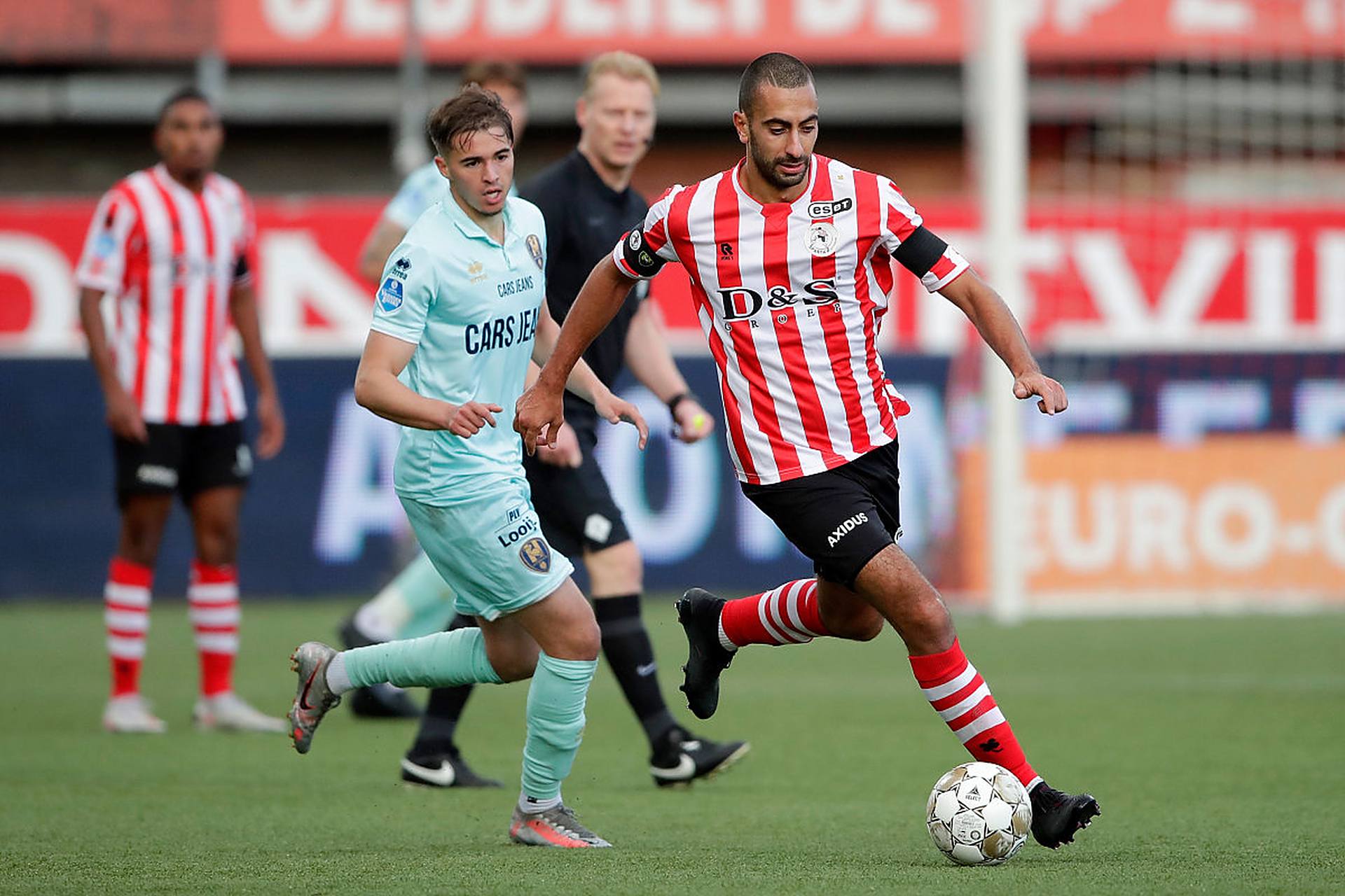 两位选手在 两位选手在